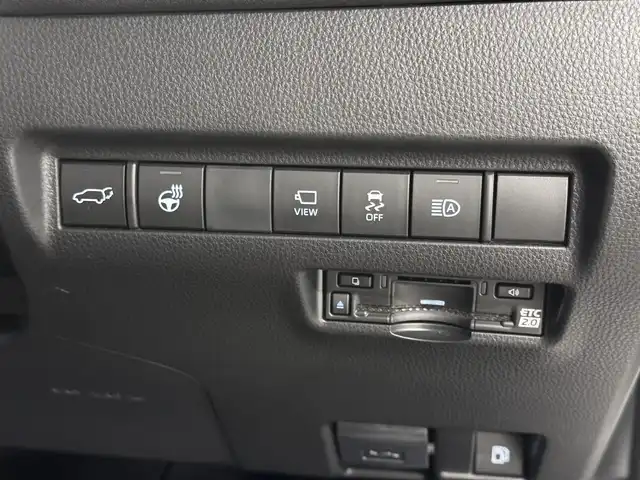 トヨタ ハリアー ハイブリッド Z レザーパッケージ 三重県 2025(令7)年 0.6万km プラチナホワイトパールマイカ ハイブリッド/FF/MTモード付フロアCVT/JBLプレミアムサウンド/12.3インチナビ/（AM/FM/USB/AUX/CarPlay/AndroidAuto/TV/Miracast）/【OP】パノラミックビューモニター/モデリスタエアロ（F/R下）/ドライブレコーダー 前後（電子ミラー内蔵・ナビ連動）/ETC2.0/Toyota Safety Sense/・プリクラッシュセーフティ/・レーントレーシングアシスト/・レーダークルコン/・ブラインドスポットモニター＆リヤクロストラフィックオートブレーキ/・パーキングサポートブレーキ（静止物・後方接近車両）/・アダプティブハイビームシステム/・ロードサインアシスト/・先行車発進告知/など/装備/・【OP】調光パノラマルーフ/・デジタルインナーミラー/・ハンズフリーパワーバックドア/・カラーヘッドアップディスプレイ/・本革シート/・パワーシート［D8way（メモリー・4wayランバーサポート付）/N4way］/・シートヒーター＆ベンチレーション（D/N）/・ステアリングヒーター/・左右独立オートエアコン/・電子パーキングブレーキ＆ブレーキホールド/・純正19inAW/・取/・スマートキーx1/など