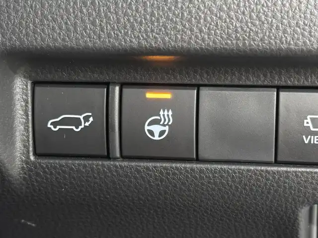 トヨタ ハリアー ハイブリッド Z レザーパッケージ 三重県 2025(令7)年 0.6万km プラチナホワイトパールマイカ ハイブリッド/FF/MTモード付フロアCVT/JBLプレミアムサウンド/12.3インチナビ/（AM/FM/USB/AUX/CarPlay/AndroidAuto/TV/Miracast）/【OP】パノラミックビューモニター/モデリスタエアロ（F/R下）/ドライブレコーダー 前後（電子ミラー内蔵・ナビ連動）/ETC2.0/Toyota Safety Sense/・プリクラッシュセーフティ/・レーントレーシングアシスト/・レーダークルコン/・ブラインドスポットモニター＆リヤクロストラフィックオートブレーキ/・パーキングサポートブレーキ（静止物・後方接近車両）/・アダプティブハイビームシステム/・ロードサインアシスト/・先行車発進告知/など/装備/・【OP】調光パノラマルーフ/・デジタルインナーミラー/・ハンズフリーパワーバックドア/・カラーヘッドアップディスプレイ/・本革シート/・パワーシート［D8way（メモリー・4wayランバーサポート付）/N4way］/・シートヒーター＆ベンチレーション（D/N）/・ステアリングヒーター/・左右独立オートエアコン/・電子パーキングブレーキ＆ブレーキホールド/・純正19inAW/・取/・スマートキーx1/など