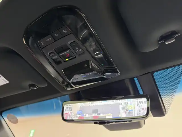 トヨタ ハリアー ハイブリッド Z レザーパッケージ 三重県 2025(令7)年 0.6万km プラチナホワイトパールマイカ ハイブリッド/FF/MTモード付フロアCVT/JBLプレミアムサウンド/12.3インチナビ/（AM/FM/USB/AUX/CarPlay/AndroidAuto/TV/Miracast）/【OP】パノラミックビューモニター/モデリスタエアロ（F/R下）/ドライブレコーダー 前後（電子ミラー内蔵・ナビ連動）/ETC2.0/Toyota Safety Sense/・プリクラッシュセーフティ/・レーントレーシングアシスト/・レーダークルコン/・ブラインドスポットモニター＆リヤクロストラフィックオートブレーキ/・パーキングサポートブレーキ（静止物・後方接近車両）/・アダプティブハイビームシステム/・ロードサインアシスト/・先行車発進告知/など/装備/・【OP】調光パノラマルーフ/・デジタルインナーミラー/・ハンズフリーパワーバックドア/・カラーヘッドアップディスプレイ/・本革シート/・パワーシート［D8way（メモリー・4wayランバーサポート付）/N4way］/・シートヒーター＆ベンチレーション（D/N）/・ステアリングヒーター/・左右独立オートエアコン/・電子パーキングブレーキ＆ブレーキホールド/・純正19inAW/・取/・スマートキーx1/など
