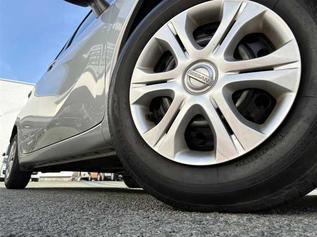 日産 ノート X 熊本県 2016(平28)年 7.6万km ブリリアントシルバー 純正ナビ（MM115D-W）/【フルセグTV/Bluetooth/CD】/エマージェンシーブレーキ/車線逸脱警報/ステアリングスイッチ/アイドリングストップ/プッシュスタート/スマートキー/ETC/オートライト/ウィンカーミラー/フロアマット/ドアバイザー/保証書/取扱説明書