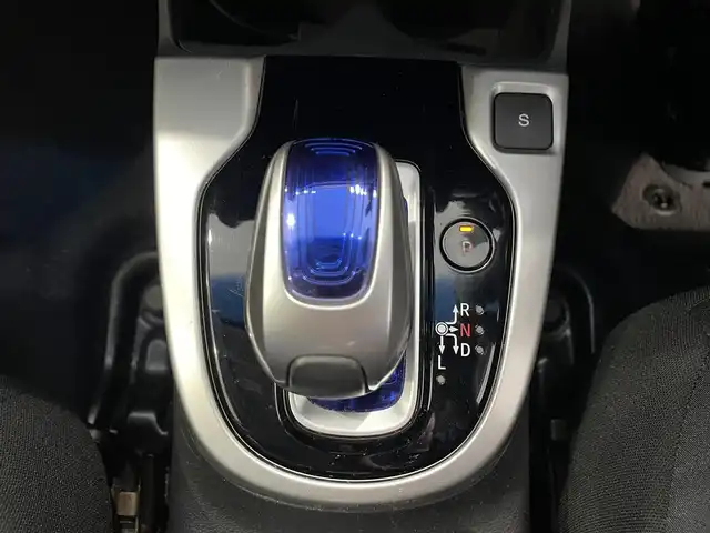 ホンダ フィット ハイブリット Fパッケージ 沖縄県 2015(平27)年 6.8万km プレミアムホワイトパール (株)IDOMが運営する【じしゃロンコザ店】の自社ローン専用車両になりますこちらは現金またはオートローンご利用時の価格です。自社ローンご希望の方は別途その旨お申付け下さい/・純正ナビ/・バックカメラ/・Bluetooth接続/・DVD再生/・TV/・ETC/・ドライブレコーダー/・スマートキー/・プッシュスタート/・純正フロアマット/・オートライト