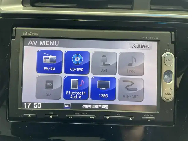 ホンダ フィット ハイブリット Fパッケージ 沖縄県 2015(平27)年 6.8万km プレミアムホワイトパール (株)IDOMが運営する【じしゃロンコザ店】の自社ローン専用車両になりますこちらは現金またはオートローンご利用時の価格です。自社ローンご希望の方は別途その旨お申付け下さい/・純正ナビ/・バックカメラ/・Bluetooth接続/・DVD再生/・TV/・ETC/・ドライブレコーダー/・スマートキー/・プッシュスタート/・純正フロアマット/・オートライト