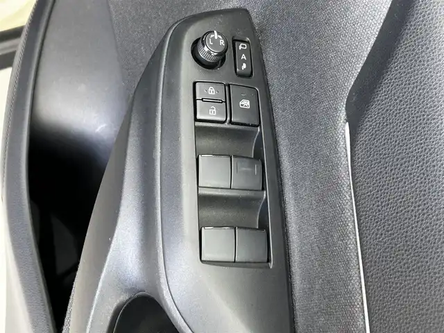 トヨタ ヤリスクロス G 大分県 2020(令2)年 6.1万km ブラックマイカ/ベージュ 2トーン 純正ナビ/Bluetooth/Miracast/AM/FM/トヨタセーフティーセンス/・プリクラッシュセーフティ/・レーンアシスト/・オートマチックハイビーム/・レーダークルーズコントロール/コーナーセンサー（前後）/純正アルミホイル16インチ/純正フロアマット/電動格納ミラー/オートブレーキホールド/バックカメラ/ステアリングスイッチ/革巻ステアリング/オートライト/USB入力端子/ビルトインETC/ドライブレコーダー