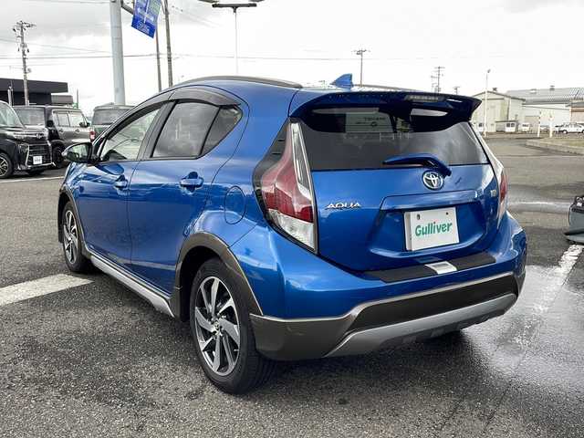 トヨタ アクア X－URBAN 新潟県 2014(平26)年 3.9万km コバルトブルーメタリック 社外メモリナビ/(AM/FM/CD/DVD/フルセグTV)/ハーフレザーシート/バックカメラ/AR-HUD/ルーフレール/LEDライト/純正16インチアルミホイール/ETC/ABS/横滑り防止装置/盗難防止装置/プッシュスタート/電動格納ミラー