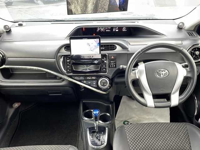 トヨタ アクア X－URBAN 新潟県 2014(平26)年 3.9万km コバルトブルーメタリック 社外メモリナビ/(AM/FM/CD/DVD/フルセグTV)/ハーフレザーシート/バックカメラ/AR-HUD/ルーフレール/LEDライト/純正16インチアルミホイール/ETC/ABS/横滑り防止装置/盗難防止装置/プッシュスタート/電動格納ミラー