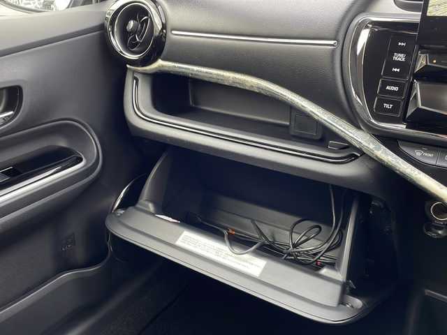 トヨタ アクア X－URBAN 新潟県 2014(平26)年 3.9万km コバルトブルーメタリック 社外メモリナビ/(AM/FM/CD/DVD/フルセグTV)/ハーフレザーシート/バックカメラ/AR-HUD/ルーフレール/LEDライト/純正16インチアルミホイール/ETC/ABS/横滑り防止装置/盗難防止装置/プッシュスタート/電動格納ミラー
