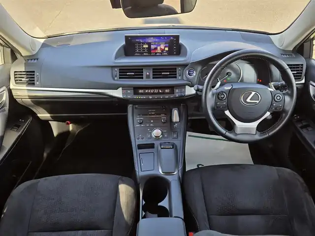 レクサス ＣＴ 200h バージョンC 鹿児島県 2019(令1)年 5.7万km ソニックチタニウム 純正ＯＰ前後ドライブレコーダー　/レーダークルーズコントロール　/ビルトインＥＴＣ２．０　/純正ＳＤナビ　/Ｂｌｕｅｔｏｏｔｈオーディオ　/フルセグテレビ　/プリクラッシュセーフティ　/レーンディパーチャーアラート/D+N席パワーシート/D+N席シートヒーター/プッシュスタート/スマートキー/エアバック(W+サイド)/カーテンエアバッグ