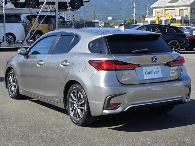 レクサス ＣＴ 200h バージョンC 鹿児島県 2019(令1)年 5.7万km ソニックチタニウム 純正ＯＰ前後ドライブレコーダー　/レーダークルーズコントロール　/ビルトインＥＴＣ２．０　/純正ＳＤナビ　/Ｂｌｕｅｔｏｏｔｈオーディオ　/フルセグテレビ　/プリクラッシュセーフティ　/レーンディパーチャーアラート/D+N席パワーシート/D+N席シートヒーター/プッシュスタート/スマートキー/エアバック(W+サイド)/カーテンエアバッグ