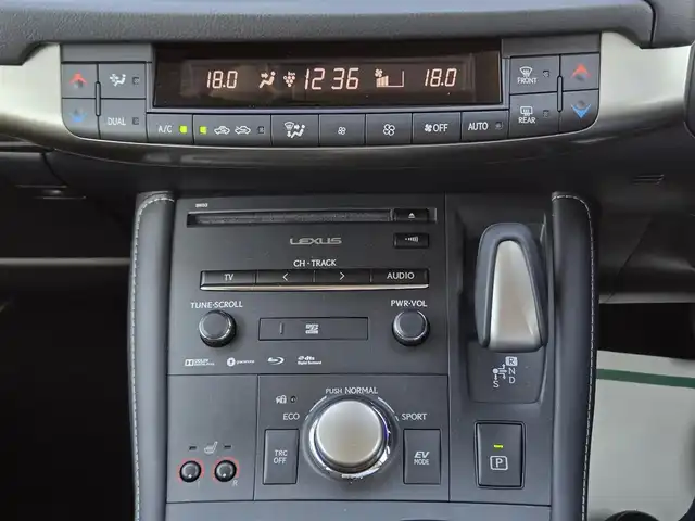 レクサス ＣＴ 200h バージョンC 鹿児島県 2019(令1)年 5.7万km ソニックチタニウム 純正ＯＰ前後ドライブレコーダー　/レーダークルーズコントロール　/ビルトインＥＴＣ２．０　/純正ＳＤナビ　/Ｂｌｕｅｔｏｏｔｈオーディオ　/フルセグテレビ　/プリクラッシュセーフティ　/レーンディパーチャーアラート/D+N席パワーシート/D+N席シートヒーター/プッシュスタート/スマートキー/エアバック(W+サイド)/カーテンエアバッグ