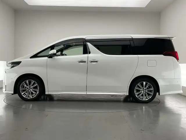 トヨタ アルファード S タイプゴールドⅡ 愛知県 2021(令3)年 1.8万km ホワイトパールクリスタルシャイン メーカーナビ　ＪＢＬ　Ｗムーンルーフ　パーキングアシスト　リアエンターテイメントシステム　デジタルインナーミラー　全方位カメラ　ＤＶＤデッキ　ＡＣ１００Ｖ　三眼ＬＥＤ　衝突軽減　追従クルコン　ＢＳＭ　セーフティセンス　パワーバックドア　前後ドラレコ　オットマン　ハーフレザー　電動パーキング