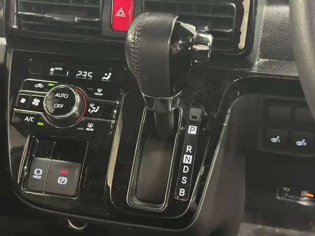 ダイハツ タント カスタム RS 三重県 2022(令4)年 4.4万km ブラックマイカメタリック ガソリン/FF/インパネCVT/純正 9インチナビ NMZN-Y72DS/（AM/FM/CD/DVD/Bluetooth/HDMI/USB/iPod/MEMORY MUSIC/SD/フルセグTV）/バックカメラ/両側パワースライドドア（ワンタッチオープン機能/ウェルカムオープン機能/タッチ＆ゴーロック機能付）/ビルトインETC/スマートアシスト3/・衝突回避支援ブレーキ機能（対車両・対歩行者）/・衝突警報機能（対車両・対歩行者）/・ブレーキ制御付誤発進抑制機能（前方・後方）/・レーダークルコン/・レーンキープコントロール（LKC）/・車線逸脱抑制制御機能/・車線逸脱警報機能/・コーナーセンサー（フロント２個／リヤ２個）/・標識認識機能（進入禁止）/装備/・ハーフレザーシート/・シートヒーター（D/N）/・オートエアコン/・オートライト/・LED ヘッドランプ＋サイドビューランプ＋フロントフォグランプ/・運転席ロングスライド機能/・ステアリングスイッチ/・充電用USBジャック（タイプA）/・プッシュスタート/・純正15inAW/・スマートキーx2/など