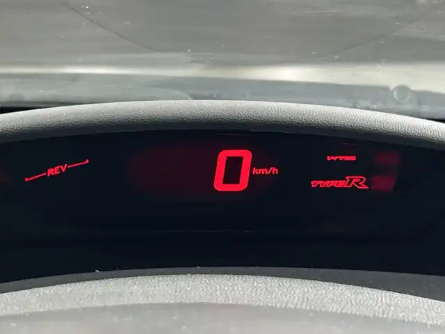 ホンダ シビック タイプR ユーロ 愛知県 2009(平21)年 7.2万km チャンピオンシップホワイト 7インチナビ/・ワンセグ/DISC/ETC/-標準装備-/6MT/ヘリカルLSD/VSA/ブラック枠メッシュフロントグリル/ボディ同色ドアミラー/TYPE E EUROエンブレム/18インチアルミホイール/SACHSダンパー/レッドステッチ入革巻きステアリング/アルミ製球型シフトノブ/SRSエアバッグ/オートエアコン/メタル製スポーツペダル/イモビライザー/リモコンキー
