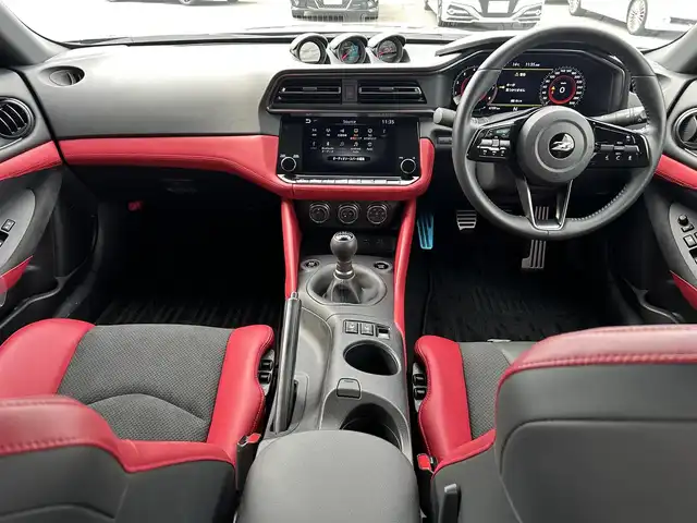 日産 フェアレディ Ｚ バージョンST 長崎県 2024(令6)年 0.7万km ダークメタルグレー 禁煙車/6速MT/純正NissanConnectナビ/フルセグTV/AppleCarPlay/AndroidAuto/ETC2.0/バックカメラ/BOSEサウンド/本革&スエード調コンビシート/両席パワーシート/スエードドアトリム/純正RAYS製19インチアルミホイール/タイヤ空気圧警告システム/リヤスポイラー/3連サブメーター/アルミペダル&フットレスト/本革巻きステア/本革巻きシフトノブ/本革巻きパーキングレバー/LEDヘッドライト/オートライト/リヤフォグランプ/アクティブサウンドコントロール/アクティブノイズコントロール/インテリジェントエマージェンシーブレーキ/インテリジェントFCW/インテリジェントクルーズコントロール/踏み間違い防止アシスト/コーナーセンサー/純正フロアマット/プッシュスタート/電動格納ミラーウィンカー/横滑り防止装置/イモビライザー/スペアキー