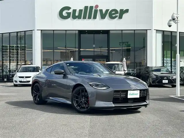 日産 フェアレディ Ｚ バージョンST 長崎県 2024(令6)年 0.7万km ダークメタルグレー 禁煙車/6速MT/純正NissanConnectナビ/フルセグTV/AppleCarPlay/AndroidAuto/ETC2.0/バックカメラ/BOSEサウンド/本革&スエード調コンビシート/両席パワーシート/スエードドアトリム/純正RAYS製19インチアルミホイール/タイヤ空気圧警告システム/リヤスポイラー/3連サブメーター/アルミペダル&フットレスト/本革巻きステア/本革巻きシフトノブ/本革巻きパーキングレバー/LEDヘッドライト/オートライト/リヤフォグランプ/アクティブサウンドコントロール/アクティブノイズコントロール/インテリジェントエマージェンシーブレーキ/インテリジェントFCW/インテリジェントクルーズコントロール/踏み間違い防止アシスト/コーナーセンサー/純正フロアマット/プッシュスタート/電動格納ミラーウィンカー/横滑り防止装置/イモビライザー/スペアキー