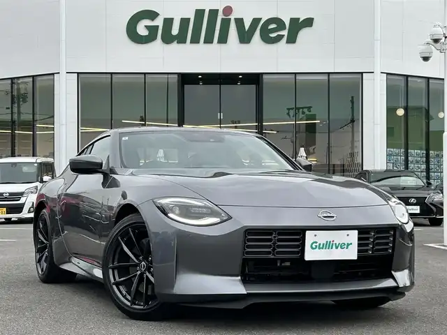 日産 フェアレディ Ｚ バージョンST 長崎県 2024(令6)年 0.7万km ダークメタルグレー 禁煙車/6速MT/純正NissanConnectナビ/フルセグTV/AppleCarPlay/AndroidAuto/ETC2.0/バックカメラ/BOSEサウンド/本革&スエード調コンビシート/両席パワーシート/スエードドアトリム/純正RAYS製19インチアルミホイール/タイヤ空気圧警告システム/リヤスポイラー/3連サブメーター/アルミペダル&フットレスト/本革巻きステア/本革巻きシフトノブ/本革巻きパーキングレバー/LEDヘッドライト/オートライト/リヤフォグランプ/アクティブサウンドコントロール/アクティブノイズコントロール/インテリジェントエマージェンシーブレーキ/インテリジェントFCW/インテリジェントクルーズコントロール/踏み間違い防止アシスト/コーナーセンサー/純正フロアマット/プッシュスタート/電動格納ミラーウィンカー/横滑り防止装置/イモビライザー/スペアキー