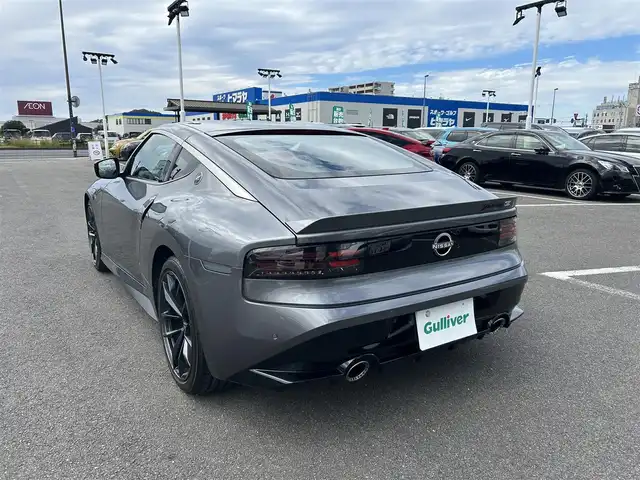 日産 フェアレディ Ｚ バージョンST 長崎県 2024(令6)年 0.7万km ダークメタルグレー 禁煙車/6速MT/純正NissanConnectナビ/フルセグTV/AppleCarPlay/AndroidAuto/ETC2.0/バックカメラ/BOSEサウンド/本革&スエード調コンビシート/両席パワーシート/スエードドアトリム/純正RAYS製19インチアルミホイール/タイヤ空気圧警告システム/リヤスポイラー/3連サブメーター/アルミペダル&フットレスト/本革巻きステア/本革巻きシフトノブ/本革巻きパーキングレバー/LEDヘッドライト/オートライト/リヤフォグランプ/アクティブサウンドコントロール/アクティブノイズコントロール/インテリジェントエマージェンシーブレーキ/インテリジェントFCW/インテリジェントクルーズコントロール/踏み間違い防止アシスト/コーナーセンサー/純正フロアマット/プッシュスタート/電動格納ミラーウィンカー/横滑り防止装置/イモビライザー/スペアキー