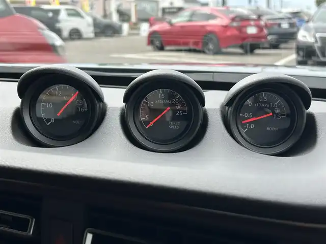 日産 フェアレディ Ｚ バージョンST 長崎県 2024(令6)年 0.7万km ダークメタルグレー 禁煙車/6速MT/純正NissanConnectナビ/フルセグTV/AppleCarPlay/AndroidAuto/ETC2.0/バックカメラ/BOSEサウンド/本革&スエード調コンビシート/両席パワーシート/スエードドアトリム/純正RAYS製19インチアルミホイール/タイヤ空気圧警告システム/リヤスポイラー/3連サブメーター/アルミペダル&フットレスト/本革巻きステア/本革巻きシフトノブ/本革巻きパーキングレバー/LEDヘッドライト/オートライト/リヤフォグランプ/アクティブサウンドコントロール/アクティブノイズコントロール/インテリジェントエマージェンシーブレーキ/インテリジェントFCW/インテリジェントクルーズコントロール/踏み間違い防止アシスト/コーナーセンサー/純正フロアマット/プッシュスタート/電動格納ミラーウィンカー/横滑り防止装置/イモビライザー/スペアキー