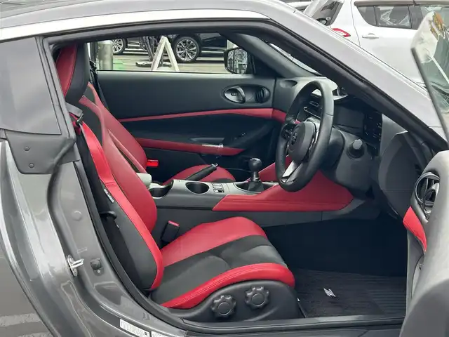 日産 フェアレディ Ｚ バージョンST 長崎県 2024(令6)年 0.7万km ダークメタルグレー 禁煙車/6速MT/純正NissanConnectナビ/フルセグTV/AppleCarPlay/AndroidAuto/ETC2.0/バックカメラ/BOSEサウンド/本革&スエード調コンビシート/両席パワーシート/スエードドアトリム/純正RAYS製19インチアルミホイール/タイヤ空気圧警告システム/リヤスポイラー/3連サブメーター/アルミペダル&フットレスト/本革巻きステア/本革巻きシフトノブ/本革巻きパーキングレバー/LEDヘッドライト/オートライト/リヤフォグランプ/アクティブサウンドコントロール/アクティブノイズコントロール/インテリジェントエマージェンシーブレーキ/インテリジェントFCW/インテリジェントクルーズコントロール/踏み間違い防止アシスト/コーナーセンサー/純正フロアマット/プッシュスタート/電動格納ミラーウィンカー/横滑り防止装置/イモビライザー/スペアキー