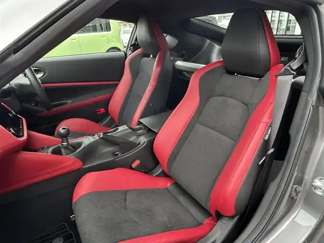 日産 フェアレディ Ｚ バージョンST 長崎県 2024(令6)年 0.7万km ダークメタルグレー 禁煙車/6速MT/純正NissanConnectナビ/フルセグTV/AppleCarPlay/AndroidAuto/ETC2.0/バックカメラ/BOSEサウンド/本革&スエード調コンビシート/両席パワーシート/スエードドアトリム/純正RAYS製19インチアルミホイール/タイヤ空気圧警告システム/リヤスポイラー/3連サブメーター/アルミペダル&フットレスト/本革巻きステア/本革巻きシフトノブ/本革巻きパーキングレバー/LEDヘッドライト/オートライト/リヤフォグランプ/アクティブサウンドコントロール/アクティブノイズコントロール/インテリジェントエマージェンシーブレーキ/インテリジェントFCW/インテリジェントクルーズコントロール/踏み間違い防止アシスト/コーナーセンサー/純正フロアマット/プッシュスタート/電動格納ミラーウィンカー/横滑り防止装置/イモビライザー/スペアキー