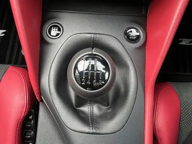 日産 フェアレディ Ｚ バージョンST 長崎県 2024(令6)年 0.7万km ダークメタルグレー 禁煙車/6速MT/純正NissanConnectナビ/フルセグTV/AppleCarPlay/AndroidAuto/ETC2.0/バックカメラ/BOSEサウンド/本革&スエード調コンビシート/両席パワーシート/スエードドアトリム/純正RAYS製19インチアルミホイール/タイヤ空気圧警告システム/リヤスポイラー/3連サブメーター/アルミペダル&フットレスト/本革巻きステア/本革巻きシフトノブ/本革巻きパーキングレバー/LEDヘッドライト/オートライト/リヤフォグランプ/アクティブサウンドコントロール/アクティブノイズコントロール/インテリジェントエマージェンシーブレーキ/インテリジェントFCW/インテリジェントクルーズコントロール/踏み間違い防止アシスト/コーナーセンサー/純正フロアマット/プッシュスタート/電動格納ミラーウィンカー/横滑り防止装置/イモビライザー/スペアキー
