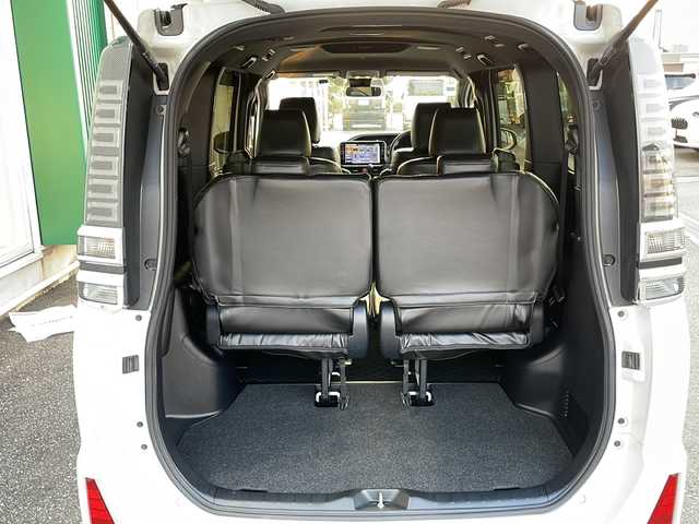 トヨタ ヴォクシー ZS 煌Ⅱ 千葉県 2019(平31)年 4.4万km ホワイトパールクリスタルシャイン トヨタセーフティセンス/・プリクラッシュセーフティ/・オートマチックハイビーム/・レーンディパーチャーアラート/先行車発進告知機能/クリアランスソナー/アルパイン11型ナビ/（Bluetooth/CD/DVD/SD/フルセグ）/バックカメラ/アイドリングストップ/ビルトインETC/純正16インチアルミホイール/両側パワースライドドア/LEDヘッドランプ/LEDフォグランプ/純正フロアマット/・2列目社外ラグマット付き/サイドバイザー/ステアリングスイッチ/本革巻きステアリング/革調シートカバー/電動格納ドアミラー/ドアミラーウインカー/プッシュエンジンスタート/スマートキー/スペアキー