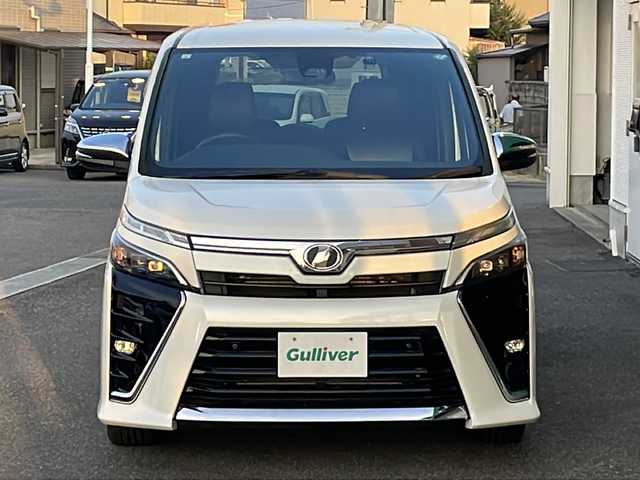 トヨタ ヴォクシー ZS 煌Ⅱ 千葉県 2019(平31)年 4.4万km ホワイトパールクリスタルシャイン トヨタセーフティセンス/・プリクラッシュセーフティ/・オートマチックハイビーム/・レーンディパーチャーアラート/先行車発進告知機能/クリアランスソナー/アルパイン11型ナビ/（Bluetooth/CD/DVD/SD/フルセグ）/バックカメラ/アイドリングストップ/ビルトインETC/純正16インチアルミホイール/両側パワースライドドア/LEDヘッドランプ/LEDフォグランプ/純正フロアマット/・2列目社外ラグマット付き/サイドバイザー/ステアリングスイッチ/本革巻きステアリング/革調シートカバー/電動格納ドアミラー/ドアミラーウインカー/プッシュエンジンスタート/スマートキー/スペアキー