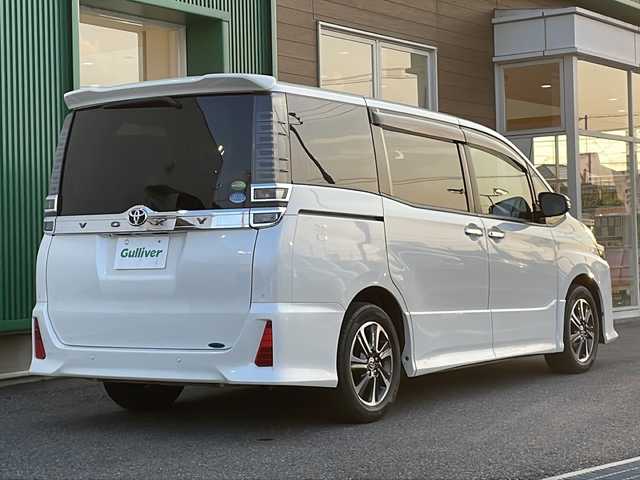 トヨタ ヴォクシー ZS 煌Ⅱ 千葉県 2019(平31)年 4.4万km ホワイトパールクリスタルシャイン トヨタセーフティセンス/・プリクラッシュセーフティ/・オートマチックハイビーム/・レーンディパーチャーアラート/先行車発進告知機能/クリアランスソナー/アルパイン11型ナビ/（Bluetooth/CD/DVD/SD/フルセグ）/バックカメラ/アイドリングストップ/ビルトインETC/純正16インチアルミホイール/両側パワースライドドア/LEDヘッドランプ/LEDフォグランプ/純正フロアマット/・2列目社外ラグマット付き/サイドバイザー/ステアリングスイッチ/本革巻きステアリング/革調シートカバー/電動格納ドアミラー/ドアミラーウインカー/プッシュエンジンスタート/スマートキー/スペアキー