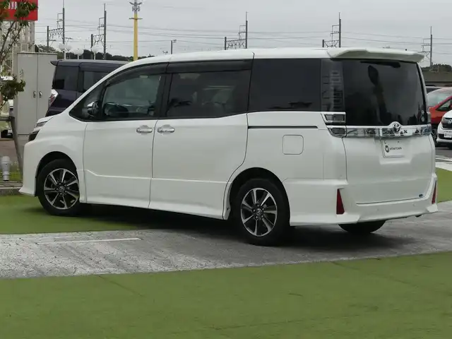 トヨタ ヴォクシー ZS 煌Ⅱ 千葉県 2019(平31)年 4.4万km ホワイトパールクリスタルシャイン トヨタセーフティセンス/・プリクラッシュセーフティ/・オートマチックハイビーム/・レーンディパーチャーアラート/先行車発進告知機能/クリアランスソナー/アルパイン11型ナビ/（Bluetooth/CD/DVD/SD/フルセグ）/バックカメラ/アイドリングストップ/ビルトインETC/純正16インチアルミホイール/両側パワースライドドア/LEDヘッドランプ/LEDフォグランプ/純正フロアマット/・2列目社外ラグマット付き/サイドバイザー/ステアリングスイッチ/本革巻きステアリング/革調シートカバー/電動格納ドアミラー/ドアミラーウインカー/プッシュエンジンスタート/スマートキー/スペアキー