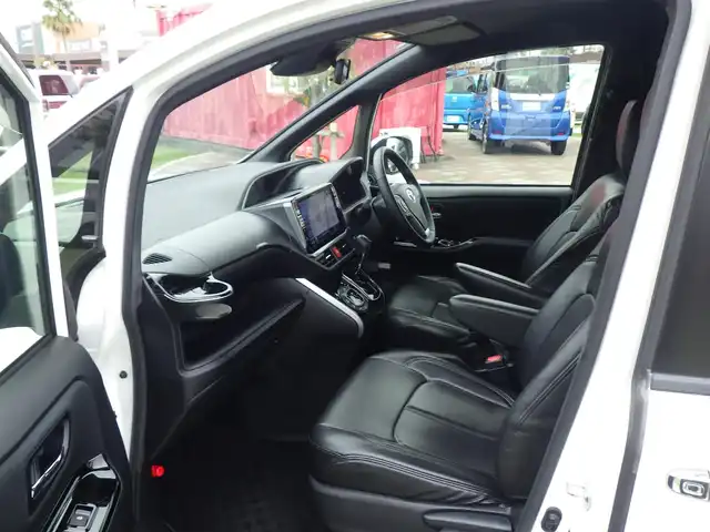 トヨタ ヴォクシー ZS 煌Ⅱ 千葉県 2019(平31)年 4.4万km ホワイトパールクリスタルシャイン トヨタセーフティセンス/・プリクラッシュセーフティ/・オートマチックハイビーム/・レーンディパーチャーアラート/先行車発進告知機能/クリアランスソナー/アルパイン11型ナビ/（Bluetooth/CD/DVD/SD/フルセグ）/バックカメラ/アイドリングストップ/ビルトインETC/純正16インチアルミホイール/両側パワースライドドア/LEDヘッドランプ/LEDフォグランプ/純正フロアマット/・2列目社外ラグマット付き/サイドバイザー/ステアリングスイッチ/本革巻きステアリング/革調シートカバー/電動格納ドアミラー/ドアミラーウインカー/プッシュエンジンスタート/スマートキー/スペアキー