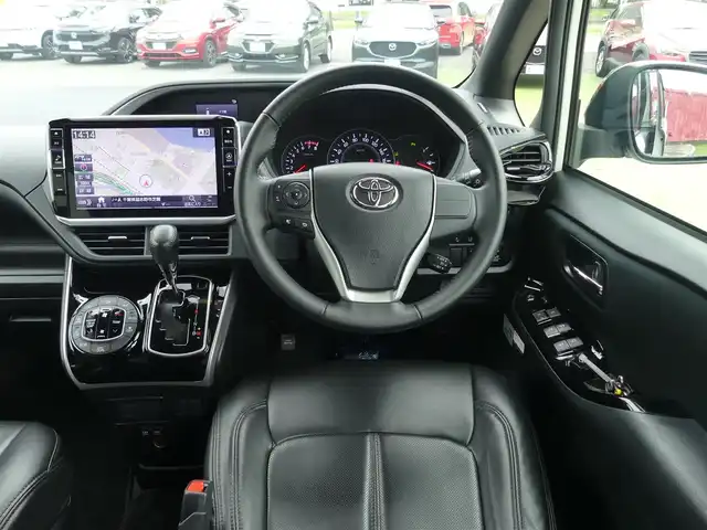 トヨタ ヴォクシー ZS 煌Ⅱ 千葉県 2019(平31)年 4.4万km ホワイトパールクリスタルシャイン トヨタセーフティセンス/・プリクラッシュセーフティ/・オートマチックハイビーム/・レーンディパーチャーアラート/先行車発進告知機能/クリアランスソナー/アルパイン11型ナビ/（Bluetooth/CD/DVD/SD/フルセグ）/バックカメラ/アイドリングストップ/ビルトインETC/純正16インチアルミホイール/両側パワースライドドア/LEDヘッドランプ/LEDフォグランプ/純正フロアマット/・2列目社外ラグマット付き/サイドバイザー/ステアリングスイッチ/本革巻きステアリング/革調シートカバー/電動格納ドアミラー/ドアミラーウインカー/プッシュエンジンスタート/スマートキー/スペアキー