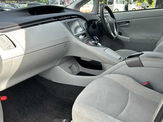 トヨタ プリウス 岡山県 2014(平26)年 8.3万km ホワイトパールクリスタルシャイン 純正ＨＤＤナビＮＨＺＮ－Ｘ６２Ｇ　/BT/CD/DVD/フルセグ/バックカメラ　/衝突安全ボディー　/ブレーキアシスト　/プライバシーガラス/UVカットガラス　/分割可倒式リヤシート　/スマートキー　/プッシュスタート/ドラレコ　/ＥＴＣ　/オートエアコン　/盗難防止システム/横滑り防止システム/純正17インチAW