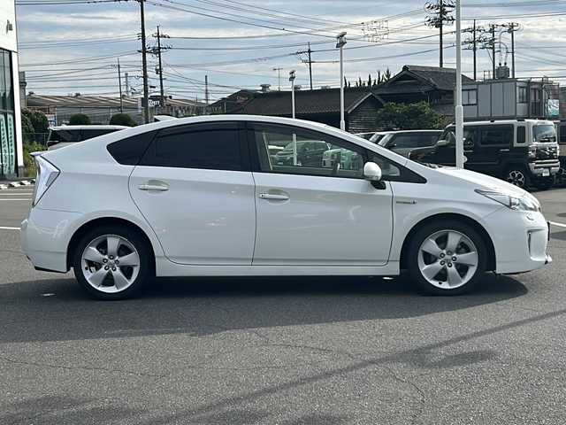 トヨタ プリウス 岡山県 2014(平26)年 8.3万km ホワイトパールクリスタルシャイン 純正ＨＤＤナビＮＨＺＮ－Ｘ６２Ｇ　/BT/CD/DVD/フルセグ/バックカメラ　/衝突安全ボディー　/ブレーキアシスト　/プライバシーガラス/UVカットガラス　/分割可倒式リヤシート　/スマートキー　/プッシュスタート/ドラレコ　/ＥＴＣ　/オートエアコン　/盗難防止システム/横滑り防止システム/純正17インチAW