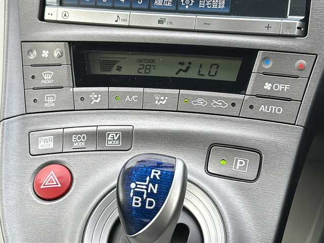 トヨタ プリウス 岡山県 2014(平26)年 8.3万km ホワイトパールクリスタルシャイン 純正ＨＤＤナビＮＨＺＮ－Ｘ６２Ｇ　/BT/CD/DVD/フルセグ/バックカメラ　/衝突安全ボディー　/ブレーキアシスト　/プライバシーガラス/UVカットガラス　/分割可倒式リヤシート　/スマートキー　/プッシュスタート/ドラレコ　/ＥＴＣ　/オートエアコン　/盗難防止システム/横滑り防止システム/純正17インチAW