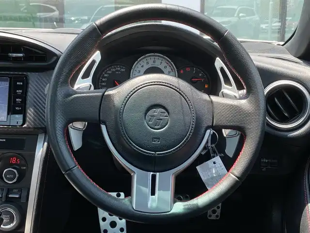 トヨタ ８６ GT 香川県 2015(平27)年 5.1万km クリスタルホワイトパール 純正SDナビ/→AM/FM/CD/DVD/Bluetooth/フルセグTV/バックカメラ/前後ドライブレコーダー/車高調/社外マフラー/社外18インチアルミホイール/HIDヘッドライト/パドルシフト/MTモード付AT/プッシュスタート/スマートキー/スペアキー×1