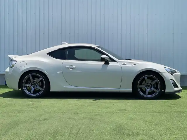 トヨタ ８６ GT 香川県 2015(平27)年 5.1万km クリスタルホワイトパール 純正SDナビ/→AM/FM/CD/DVD/Bluetooth/フルセグTV/バックカメラ/前後ドライブレコーダー/車高調/社外マフラー/社外18インチアルミホイール/HIDヘッドライト/パドルシフト/MTモード付AT/プッシュスタート/スマートキー/スペアキー×1