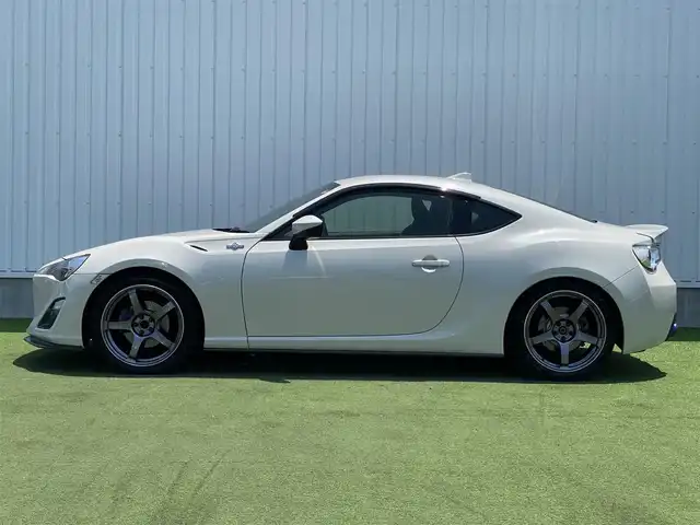 トヨタ ８６ GT 香川県 2015(平27)年 5.1万km クリスタルホワイトパール 純正SDナビ/→AM/FM/CD/DVD/Bluetooth/フルセグTV/バックカメラ/前後ドライブレコーダー/車高調/社外マフラー/社外18インチアルミホイール/HIDヘッドライト/パドルシフト/MTモード付AT/プッシュスタート/スマートキー/スペアキー×1