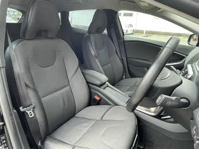 ボルボ Ｖ４０ クロスカントリー T5 AWD 道東・釧路十勝 2013(平25)年 4.2万km ブラックサファイアメタリック ４WD/純正HDDナビ/ CD/DVD/BT/フルセグ/バックカメラ/ETC/衝突回避ブレーキ/レーンディパーチャーアラート/アダプティブクルーズコントロール/ブラインドスポットインフォメーション/リアパークセンサー/運転席メモリ付きパワーシート/フロントシートヒーティング/LEDヘッドライト/オートライト/純正17インチAW/純正フロアマット