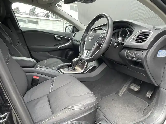 ボルボ Ｖ４０ クロスカントリー T5 AWD 道東・釧路十勝 2013(平25)年 4.2万km ブラックサファイアメタリック ４WD/純正HDDナビ/ CD/DVD/BT/フルセグ/バックカメラ/ETC/衝突回避ブレーキ/レーンディパーチャーアラート/アダプティブクルーズコントロール/ブラインドスポットインフォメーション/リアパークセンサー/運転席メモリ付きパワーシート/フロントシートヒーティング/LEDヘッドライト/オートライト/純正17インチAW/純正フロアマット