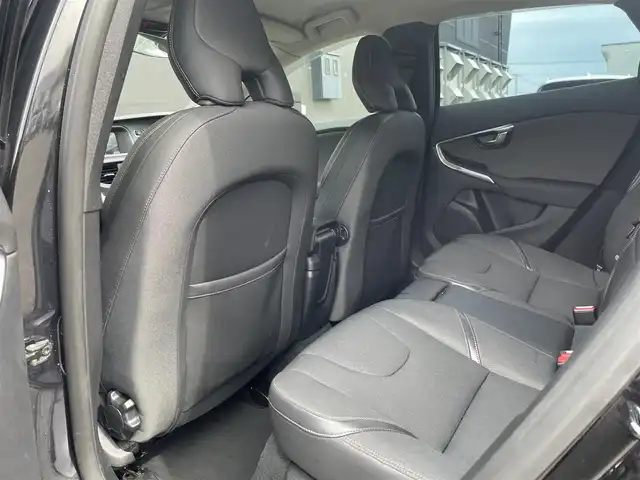ボルボ Ｖ４０ クロスカントリー T5 AWD 道東・釧路十勝 2013(平25)年 4.2万km ブラックサファイアメタリック ４WD/純正HDDナビ/ CD/DVD/BT/フルセグ/バックカメラ/ETC/衝突回避ブレーキ/レーンディパーチャーアラート/アダプティブクルーズコントロール/ブラインドスポットインフォメーション/リアパークセンサー/運転席メモリ付きパワーシート/フロントシートヒーティング/LEDヘッドライト/オートライト/純正17インチAW/純正フロアマット