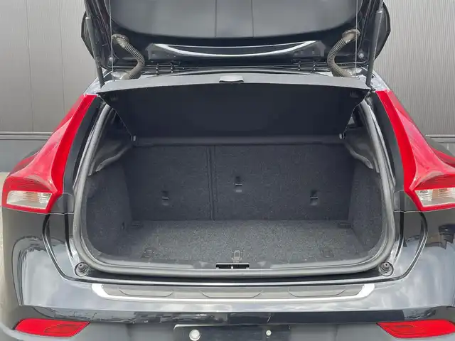ボルボ Ｖ４０ クロスカントリー T5 AWD 道東・釧路十勝 2013(平25)年 4.2万km ブラックサファイアメタリック ４WD/純正HDDナビ/ CD/DVD/BT/フルセグ/バックカメラ/ETC/衝突回避ブレーキ/レーンディパーチャーアラート/アダプティブクルーズコントロール/ブラインドスポットインフォメーション/リアパークセンサー/運転席メモリ付きパワーシート/フロントシートヒーティング/LEDヘッドライト/オートライト/純正17インチAW/純正フロアマット