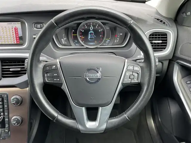 ボルボ Ｖ４０ クロスカントリー T5 AWD 道東・釧路十勝 2013(平25)年 4.2万km ブラックサファイアメタリック ４WD/純正HDDナビ/ CD/DVD/BT/フルセグ/バックカメラ/ETC/衝突回避ブレーキ/レーンディパーチャーアラート/アダプティブクルーズコントロール/ブラインドスポットインフォメーション/リアパークセンサー/運転席メモリ付きパワーシート/フロントシートヒーティング/LEDヘッドライト/オートライト/純正17インチAW/純正フロアマット