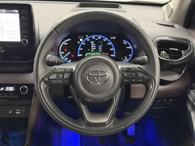 トヨタ ヤリスクロス ハイブリッド Z 三重県 2021(令3)年 6.4万km ブラックマイカ/ホワイトパールクリスタルシャイン 2トーン ハイブリッド/FF/フロアCVT/純正 8インチナビ*/（AM/FM/USB/iPod/Bluetooth/Miracast/TV/CarPlay/AndroidAuto）/パノラミックビューモニター*/ドライブレコーダー 前方/ETC/モデリスタエアロ『アドバンス・ロバスト・スタイル』（F/S/R下）/Toyota Safety Sense/・プリクラッシュセーフティ/・レーントレーシングアシスト/・レーダークルコン（全車速追従機能付）/・アダプティブハイビームシステム*/・ロードサインアシスト/・インテリジェントクリアランスソナー［パーキングサポートブレーキ（静止物＆後方接近車両）］/・トヨタ チームメイト［アドバンスト パーク］*/・ブラインドスポットモニター＆リヤクロストラフィックアラート/・先行車発進告知機能/など/装備/・ハンズフリーパワーバックドア*/・カラーヘッドアップディスプレイ*/・ハーフレザーシート/・シートヒーター（D/N）/・パワーシート（D6way）/・オートエアコン/・オートライト/・LEDヘッドランプ/・ステアリングスイッチ/・電子パーキングブレーキ＆ブレーキホールド/・純正18inAW/・保/取/ナビ取/・スマートキーx1/など/*…メーカーOP