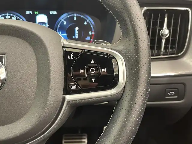 ボルボ ＸＣ６０ D4 AWD Rデザイン 岡山県 2018(平30)年 6.3万km クリスタルホワイトP 純正SENSUS/CD/AM/FM/フルセグTV/Bluetooth/アップルカープレイ/ハーフレザーシート/パワーシート/シートヒーター/アルミペダル/ESC/LKA/クロストラフィックアラート/BLIS/ロードサインインフォーメーション/自動ブレーキ/パークセンサー/全方位カメラ/コーナーリングライト/アクティブベンディングライト/ACC/パワーテールゲート/ブレーキAH