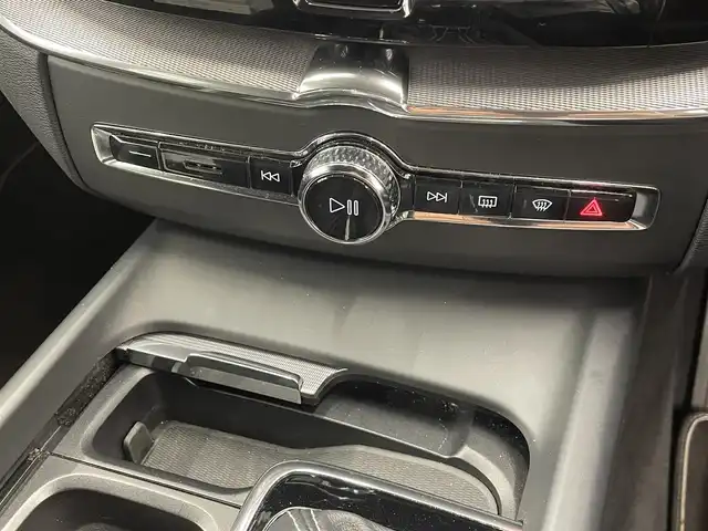 ボルボ ＸＣ６０ D4 AWD Rデザイン 岡山県 2018(平30)年 6.3万km クリスタルホワイトP 純正SENSUS/CD/AM/FM/フルセグTV/Bluetooth/アップルカープレイ/ハーフレザーシート/パワーシート/シートヒーター/アルミペダル/ESC/LKA/クロストラフィックアラート/BLIS/ロードサインインフォーメーション/自動ブレーキ/パークセンサー/全方位カメラ/コーナーリングライト/アクティブベンディングライト/ACC/パワーテールゲート/ブレーキAH