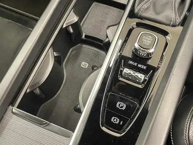 ボルボ ＸＣ６０ D4 AWD Rデザイン 岡山県 2018(平30)年 6.3万km クリスタルホワイトP 純正SENSUS/CD/AM/FM/フルセグTV/Bluetooth/アップルカープレイ/ハーフレザーシート/パワーシート/シートヒーター/アルミペダル/ESC/LKA/クロストラフィックアラート/BLIS/ロードサインインフォーメーション/自動ブレーキ/パークセンサー/全方位カメラ/コーナーリングライト/アクティブベンディングライト/ACC/パワーテールゲート/ブレーキAH