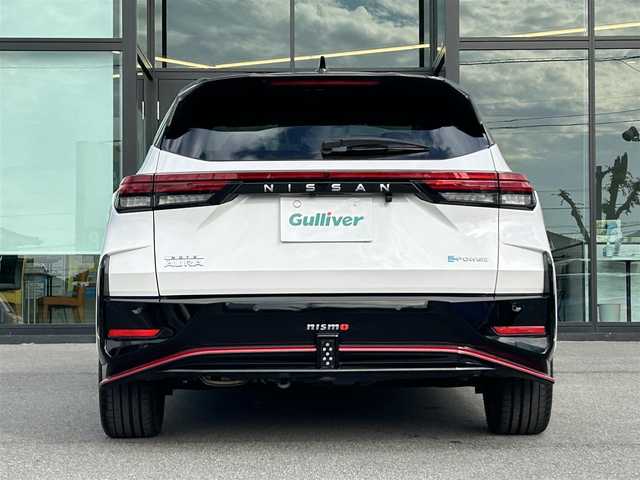 日産 オーラ ニスモ 愛媛県 2022(令4)年 2.3万km ピュアホワイトパール / スーパーブラック 2トーン NissanConnect9型ワイドディスプレイ/全方位カメラ/プロパイロット(ナビリンク機能付)/プロパイロット緊急停止支援システム/AppleCarPlay/AndroidAuto/BT/フルセグTV/HDMI入力端子/USB入力端子/インテリジェントルームミラー/後側方車両検知警報(BSW)/クリアランスソナー/ワイヤレス充電/ステアリングヒーター/D/N席シートヒーター/前後ドライブレコーダー/NISMOサイドロアガーニッシュ/NISMOリヤバンパ―ガーニッシュ/NISMOフロントリップスポイラー/NISMO専用シート/NISMOドアプロテクター/現状サマー(純正AW)(205/50/ZR17)/MICHELIN PILOT SPORT4