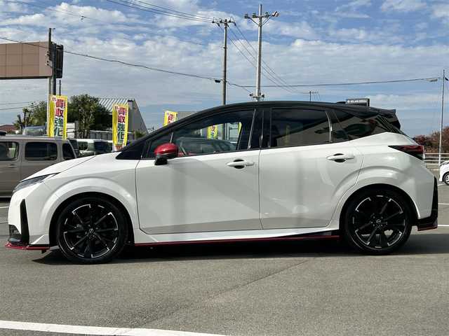 日産 オーラ ニスモ 愛媛県 2022(令4)年 2.3万km ピュアホワイトパール / スーパーブラック 2トーン NissanConnect9型ワイドディスプレイ/全方位カメラ/プロパイロット(ナビリンク機能付)/プロパイロット緊急停止支援システム/AppleCarPlay/AndroidAuto/BT/フルセグTV/HDMI入力端子/USB入力端子/インテリジェントルームミラー/後側方車両検知警報(BSW)/クリアランスソナー/ワイヤレス充電/ステアリングヒーター/D/N席シートヒーター/前後ドライブレコーダー/NISMOサイドロアガーニッシュ/NISMOリヤバンパ―ガーニッシュ/NISMOフロントリップスポイラー/NISMO専用シート/NISMOドアプロテクター/現状サマー(純正AW)(205/50/ZR17)/MICHELIN PILOT SPORT4
