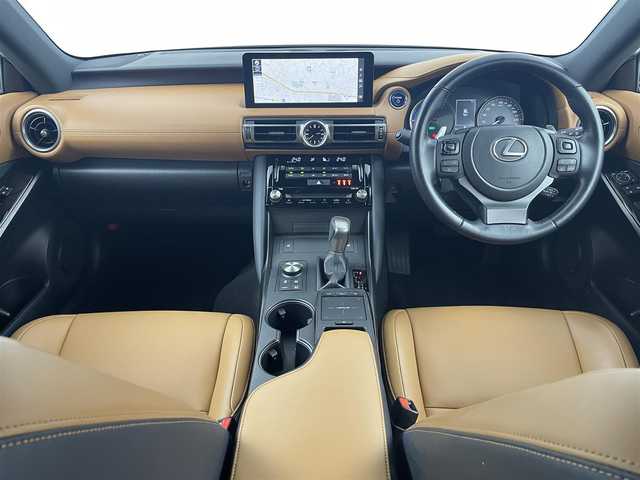 レクサス ＩＳ 300h バージョンL 埼玉県 2021(令3)年 3万km ソニッククォーツ 純正ナビ（Bluetooth/CD/DVD/AM/FM）/フルセグTV/バックカメラ/レーダークルーズコントロール/横滑り防止装置/レーンキープアシスト/盗難防止装置/オートライト/オートマチックハイビーム/LEDヘッドライト/コーナーセンサー/ドライブレコーダー/ETC2.0/パドルシフト