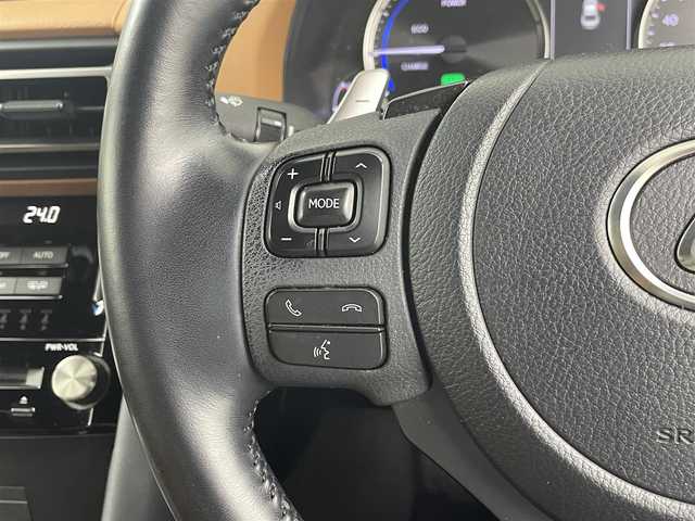 レクサス ＩＳ 300h バージョンL 埼玉県 2021(令3)年 3万km ソニッククォーツ 純正ナビ（Bluetooth/CD/DVD/AM/FM）/フルセグTV/バックカメラ/レーダークルーズコントロール/横滑り防止装置/レーンキープアシスト/盗難防止装置/オートライト/オートマチックハイビーム/LEDヘッドライト/コーナーセンサー/ドライブレコーダー/ETC2.0/パドルシフト
