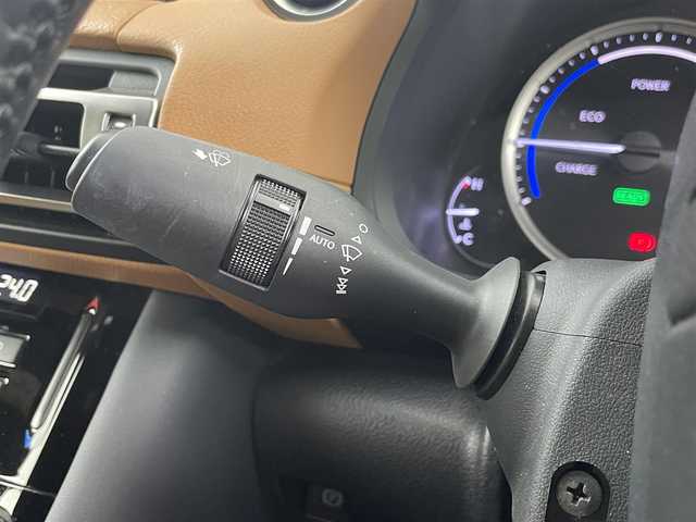 レクサス ＩＳ 300h バージョンL 埼玉県 2021(令3)年 3万km ソニッククォーツ 純正ナビ（Bluetooth/CD/DVD/AM/FM）/フルセグTV/バックカメラ/レーダークルーズコントロール/横滑り防止装置/レーンキープアシスト/盗難防止装置/オートライト/オートマチックハイビーム/LEDヘッドライト/コーナーセンサー/ドライブレコーダー/ETC2.0/パドルシフト